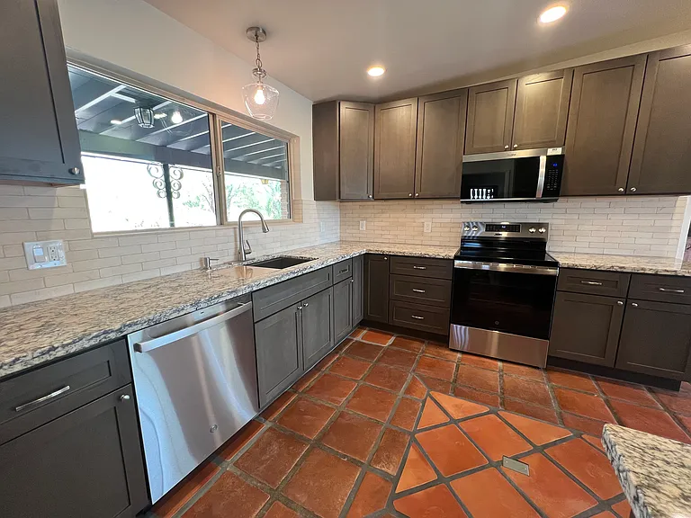 4801 E River Rd — Photo 10