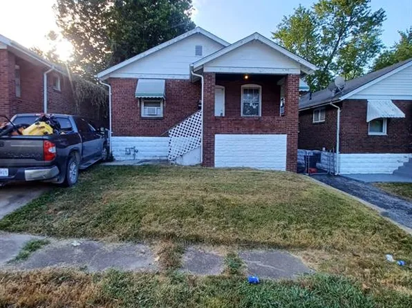 8328 Strathmore Pl, Saint Louis, MO 63136