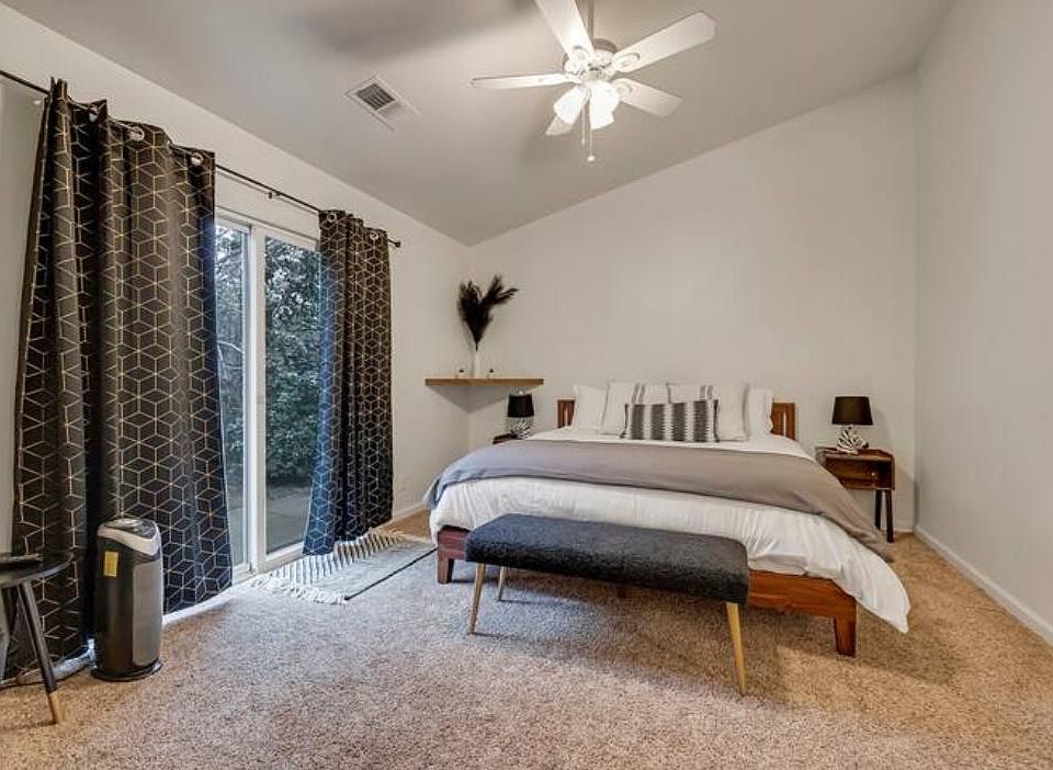 Stay in bed a little longer today! This room is equipped with a king-size mattress.