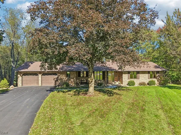 3055 Townsend St NW, Uniontown, OH 44685