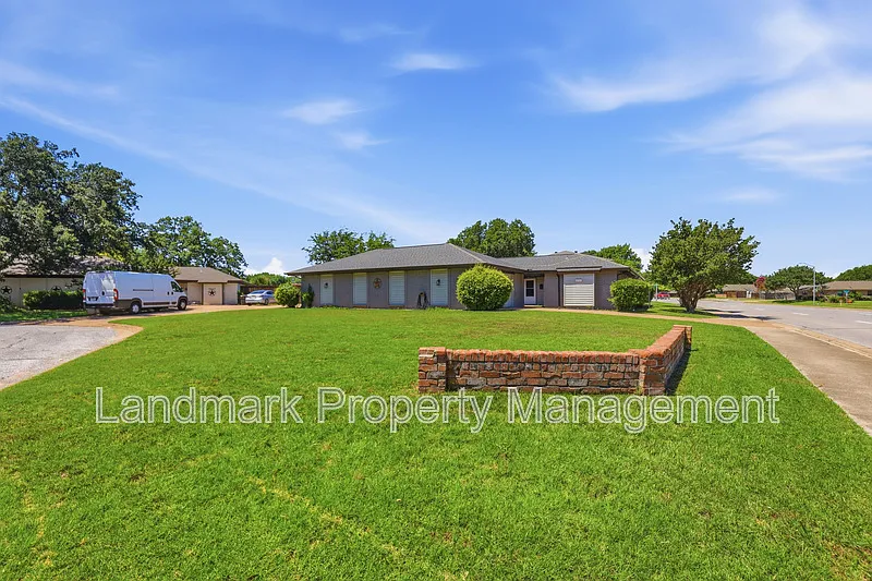 3 bed, 2.0 bath, 1580 sqft, $1,750 — Photo 2