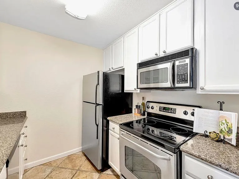 1046 Yarwood Ct — Photo 6