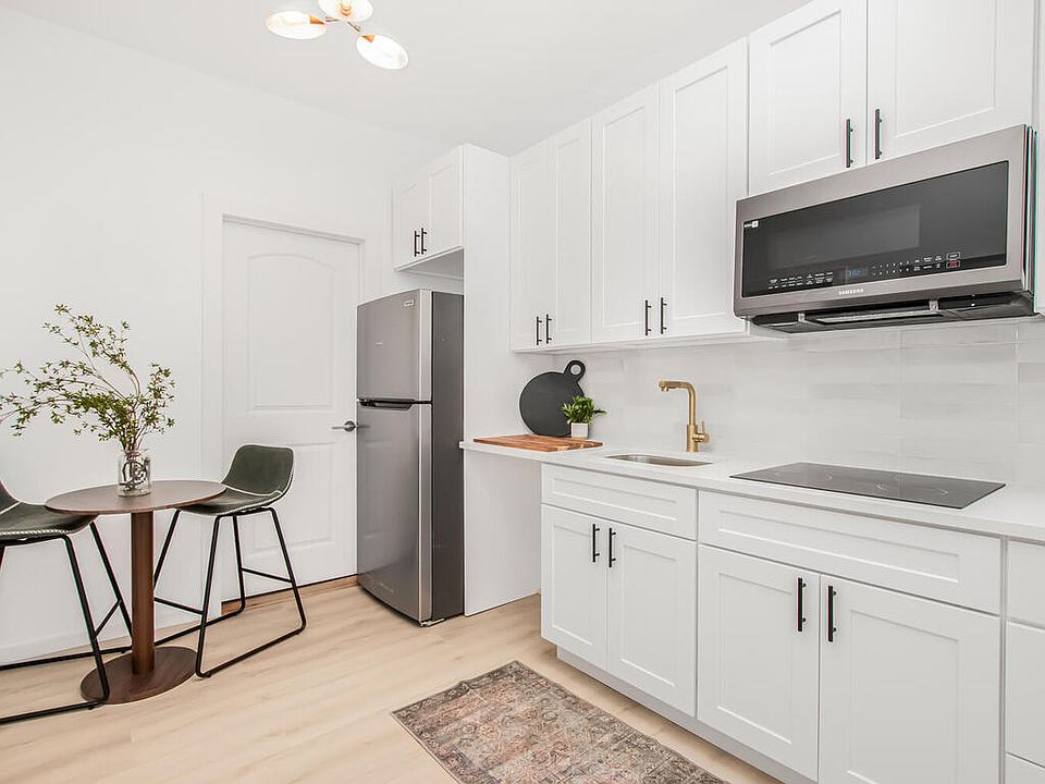 Newly renovated fully furnished eat in kitchen.