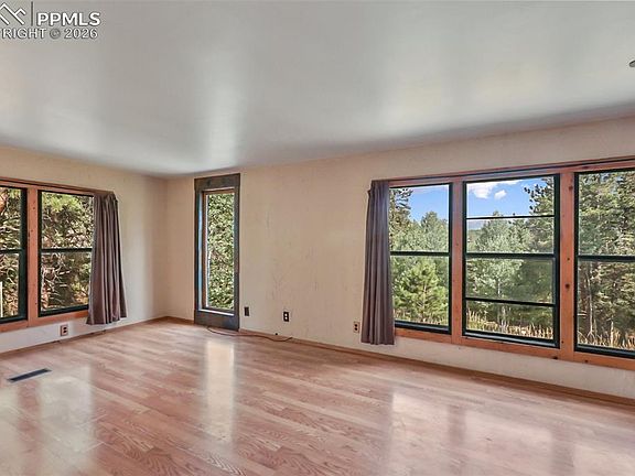 4th image of 410 Rangeview Rd