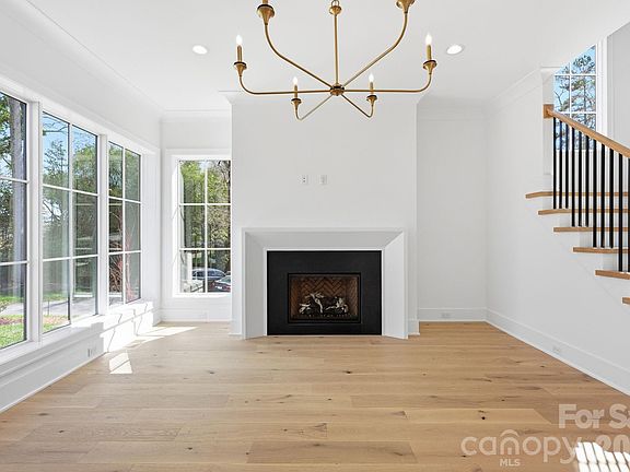 4th image of 612 Walnut St