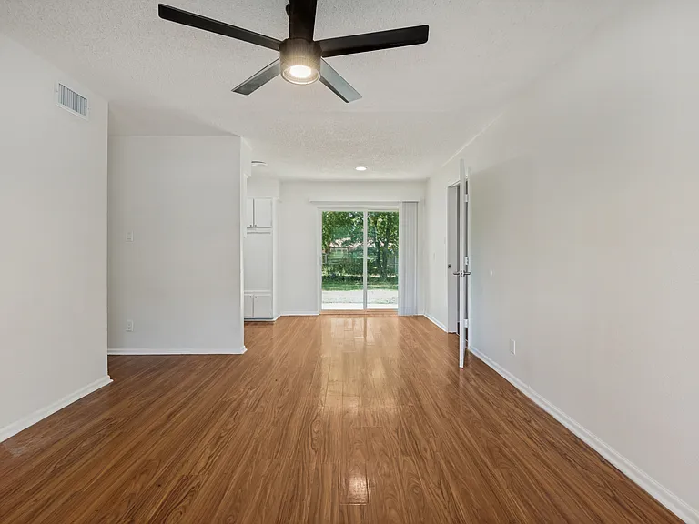 1818 Highland Dr — Photo 10