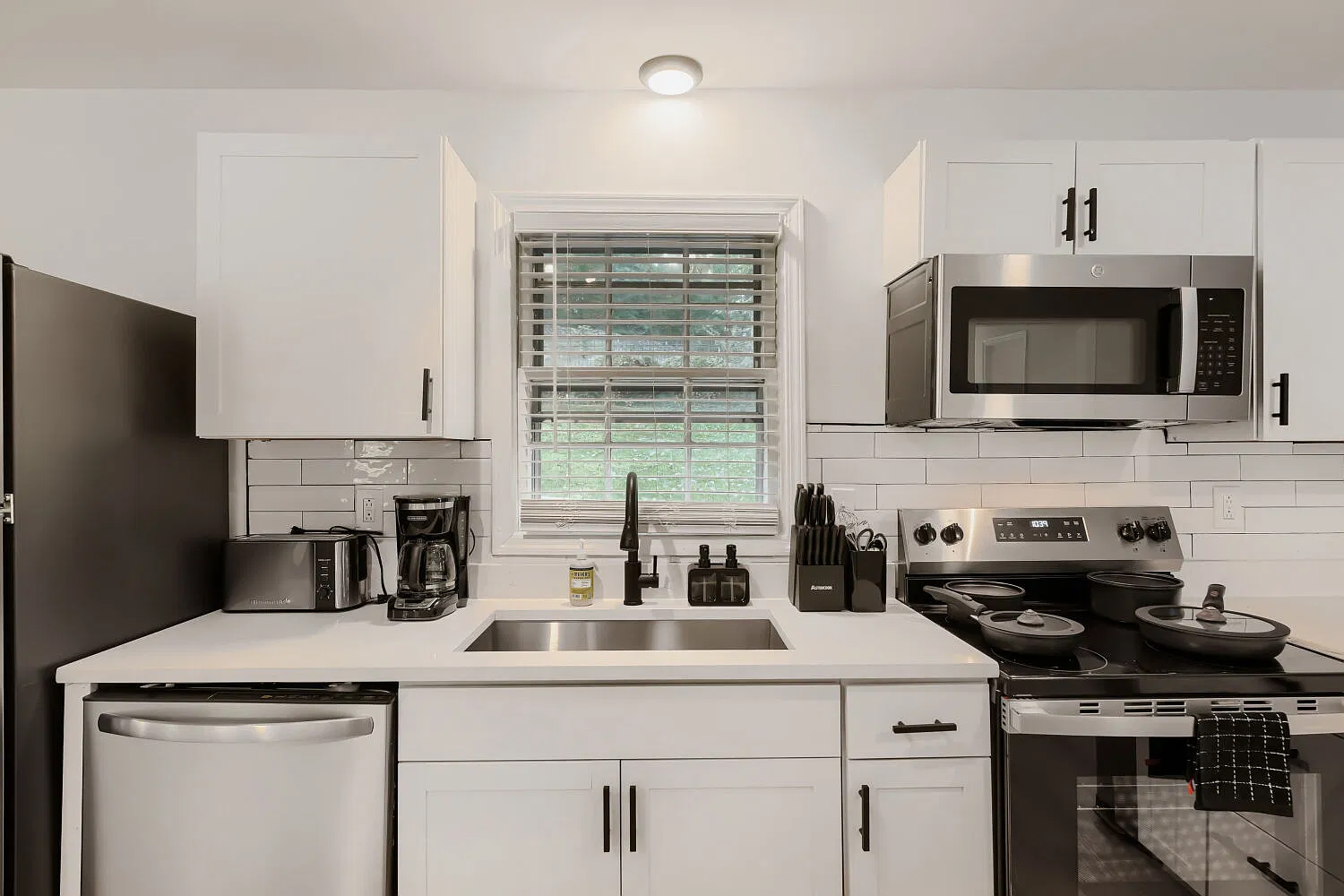 3 bed, 1220 sqft, $3,500 — Photo 3