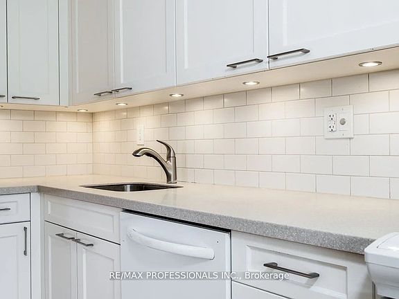 4th image of 100 Quebec Ave #407