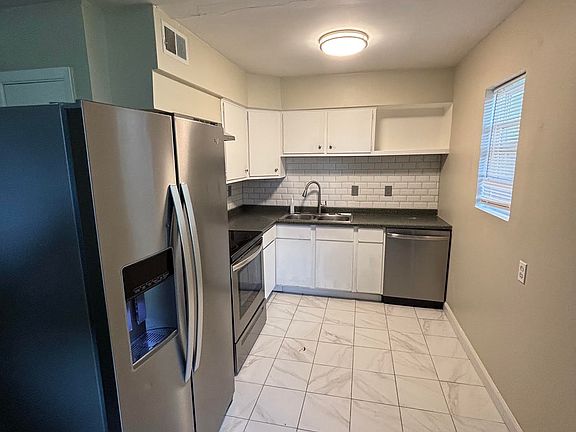 3rd image of 600 NW Westvale Cir APT A