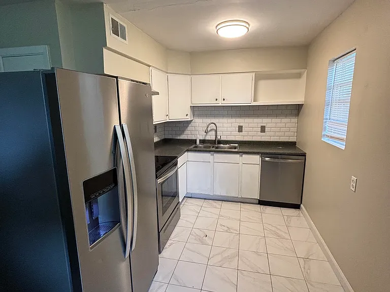 600 NW Westvale Cir #A — Photo 3