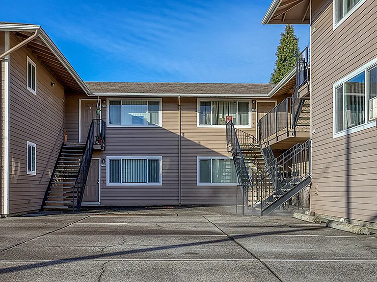 Albina Avenue — Photo 1
