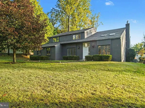 3 Harvey Ln, Newtown Square, PA 19073