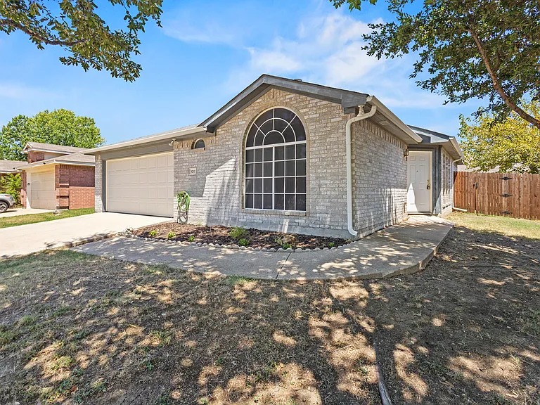 1011 Waterview Dr — Photo 2
