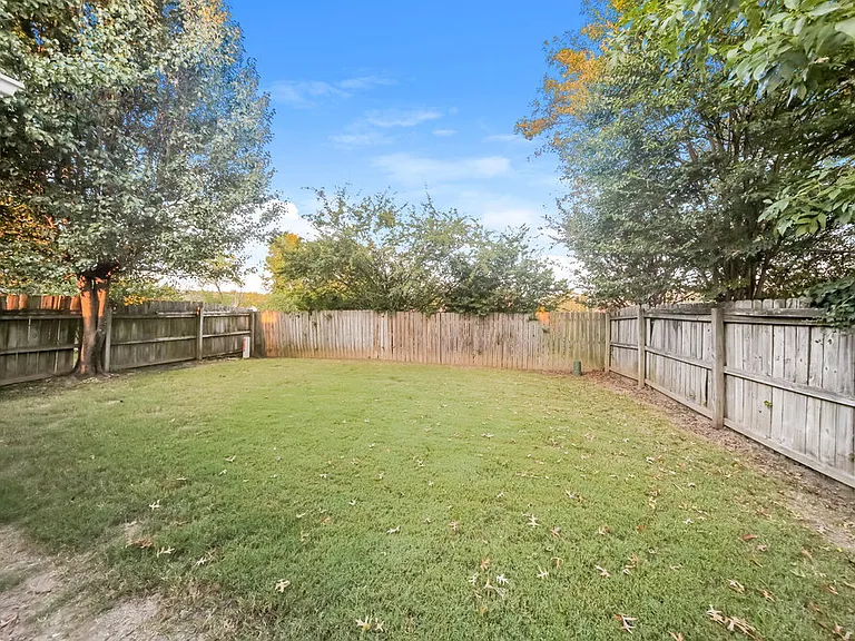 7621 Davis Pkwy — Photo 17