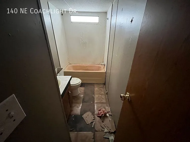140 NE Coachlight Dr — Photo 6