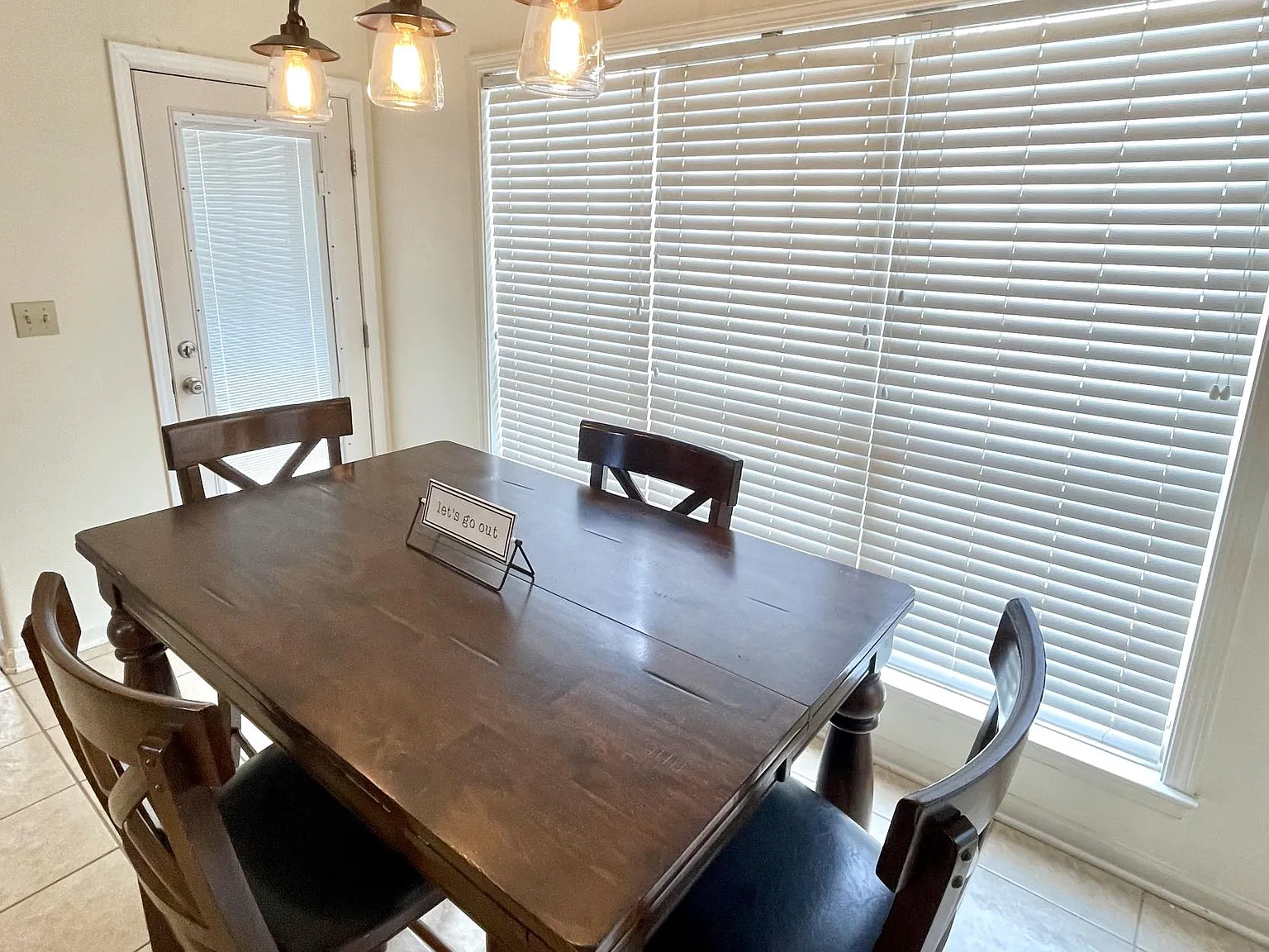 4 bed, 2672 sqft, $5,970 — Photo 3