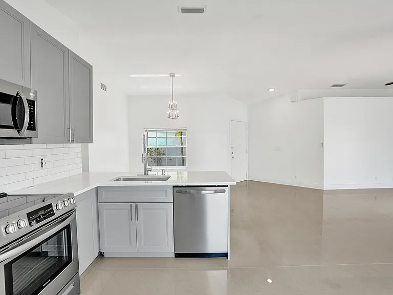 17866 SW 10th Ln — Photo 5