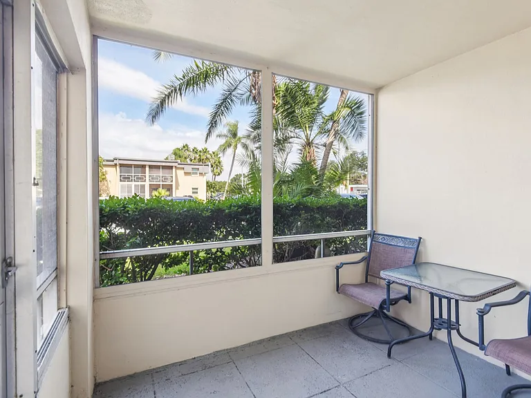 Imperial Palms Apartments — Photo 11