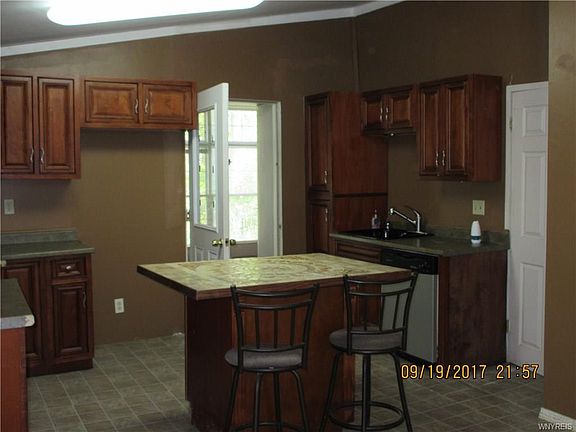 4th image of 454 Eisenhower Ave