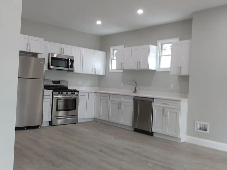 14 W Erie St — Photo 1