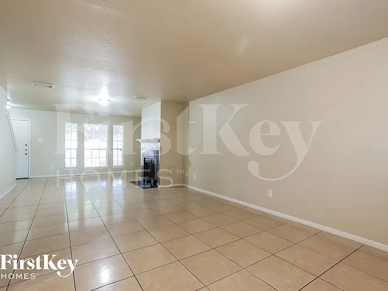19931 Arrowsmith Dr — Photo 2