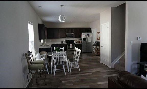 3rd image of 1558 Doten Ave