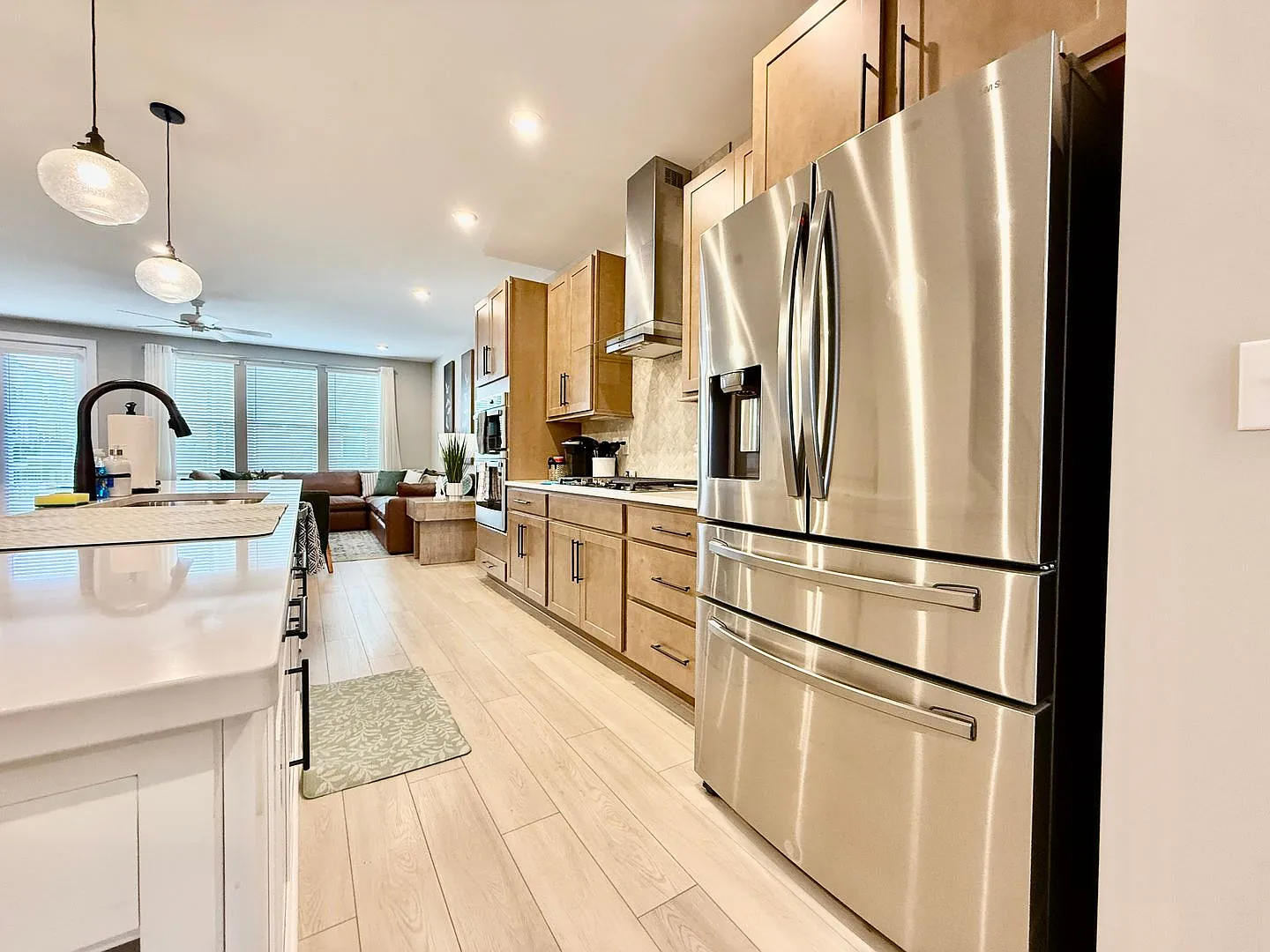 Central, luxury townhome in the heart of Liberty — Photo 3