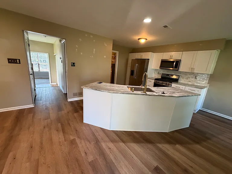 112 Lincoln Ln — Photo 3