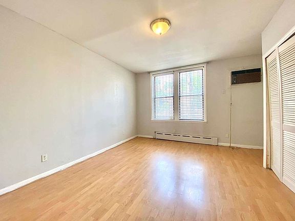 5th image of 2128 31st Ave APT 1F