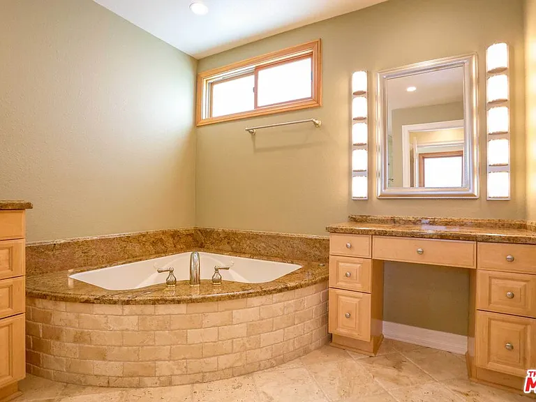 17097 Palisades Cir — Photo 10