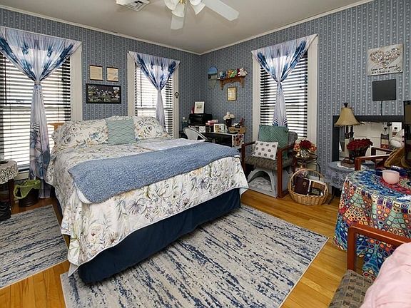 This is how the previous tenant had it furnished. It's empty now.