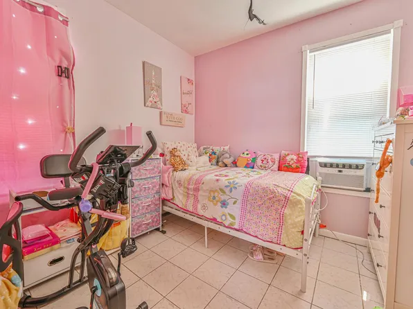 1426 Saint Lawrence Avenue image 6 of 17