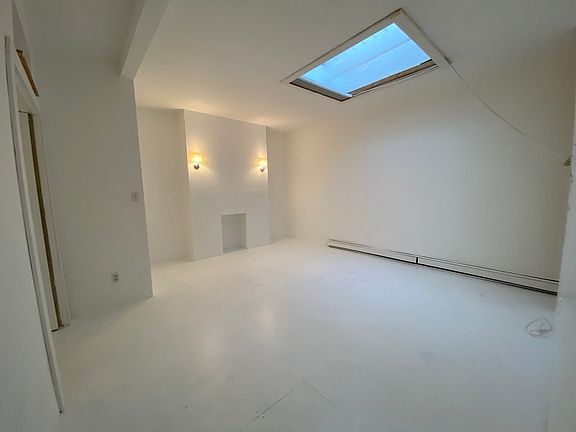 4th image of 212 Columbia St #1