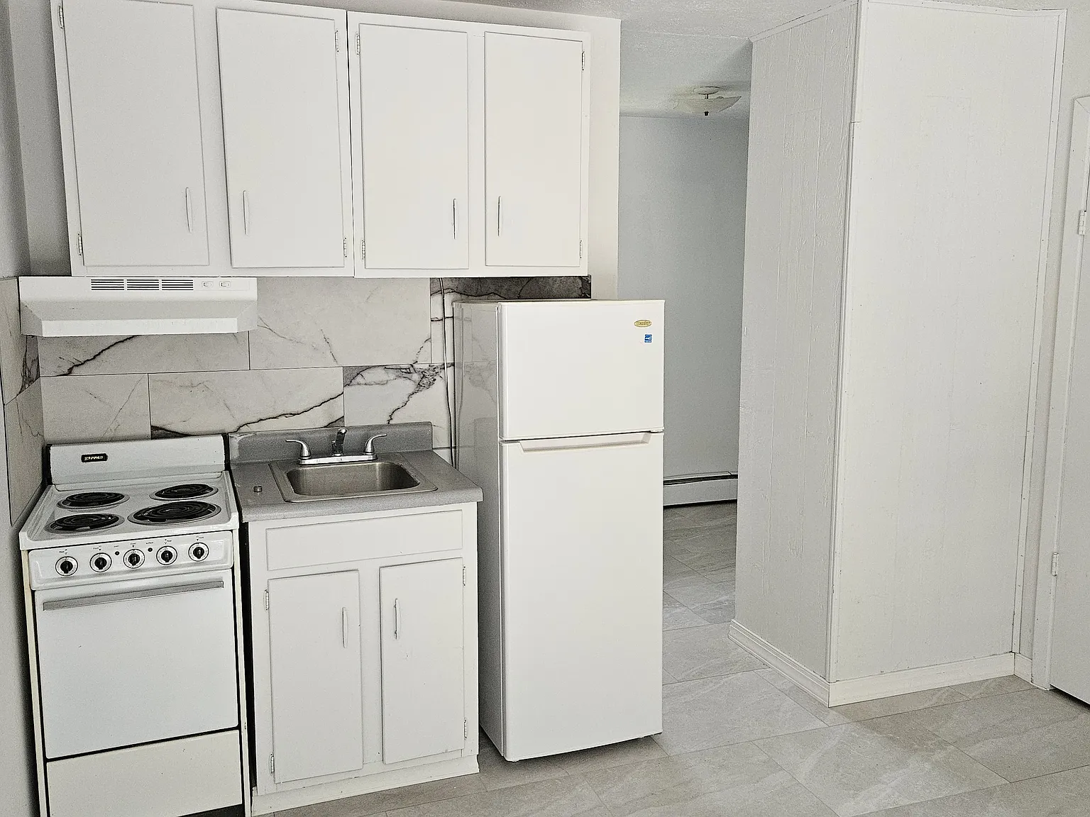 Studio, 400 sqft, $595 — Photo 1