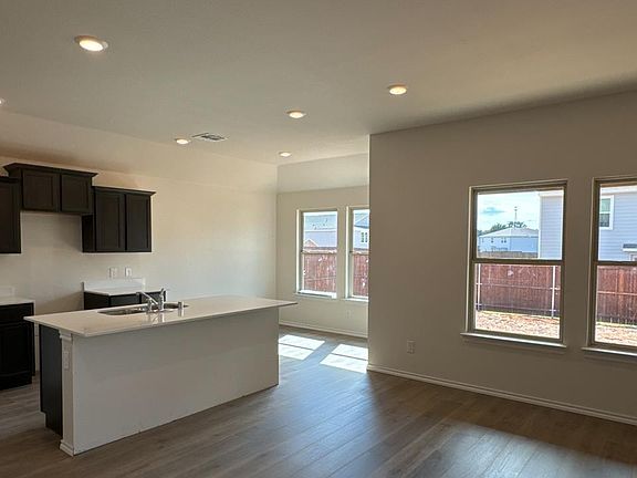 4th image of 1009 River Oaks Ln