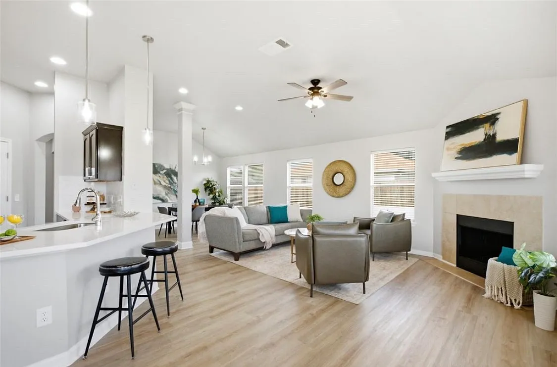 4 bed, 1707 sqft, $1,995 — Photo 2