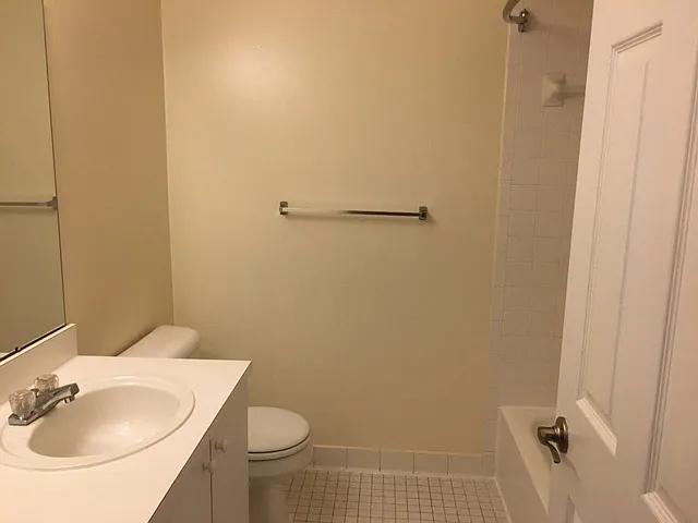 Lakeside Village Apartments — Photo 162