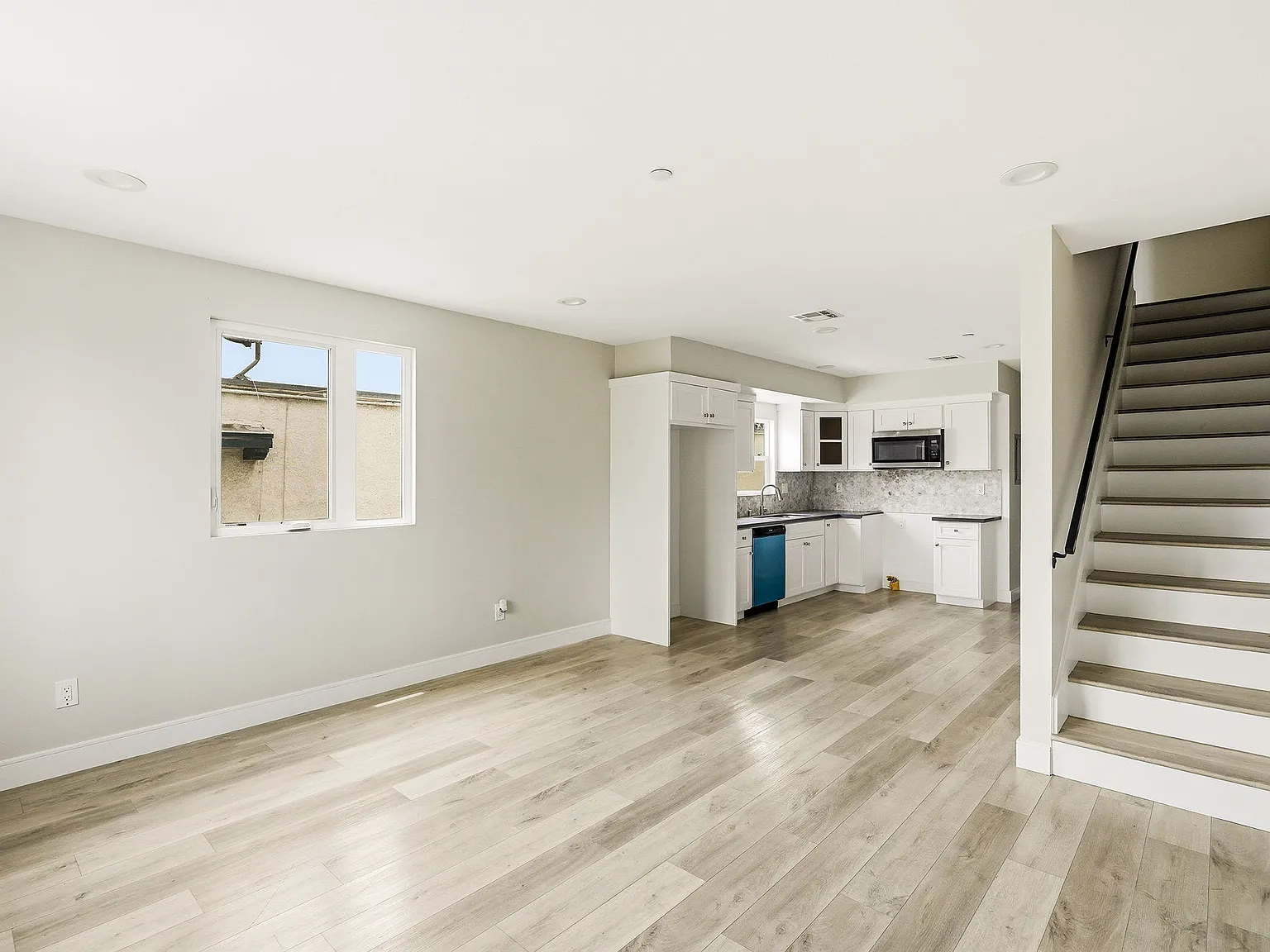 5 bed, 1950 sqft, $3,950 — Photo 3