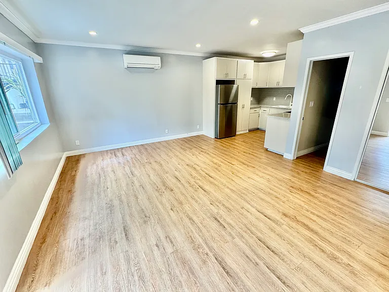 1040 N Laurel Ave #9 — Photo 2