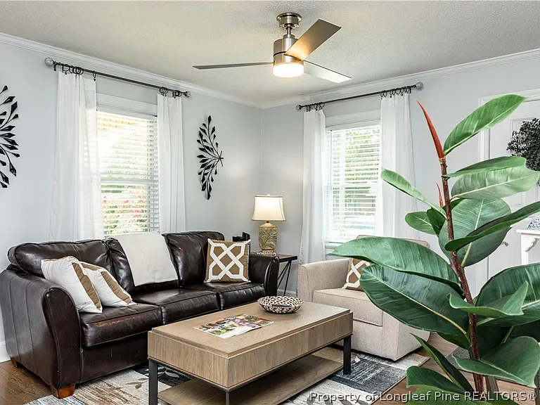 1805 Wayne Ln — Photo 3