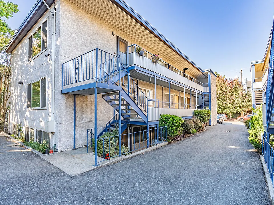Twin Court - Ballard - Renovated Unit