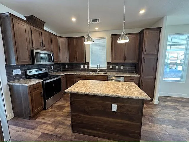 3 bed, 2.0 bath, 1447 sqft, $1,575 — Photo 2