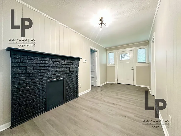 211 E 6th St — Photo 3