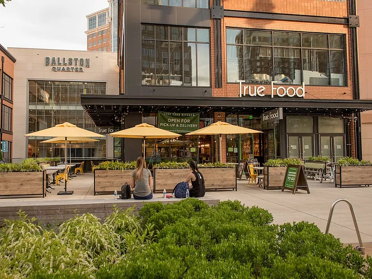 On-site retail and dining options
