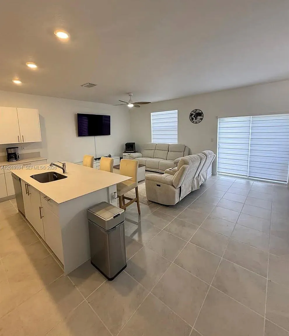 3 bed, 2.5 bath, $3,200 — Photo 2