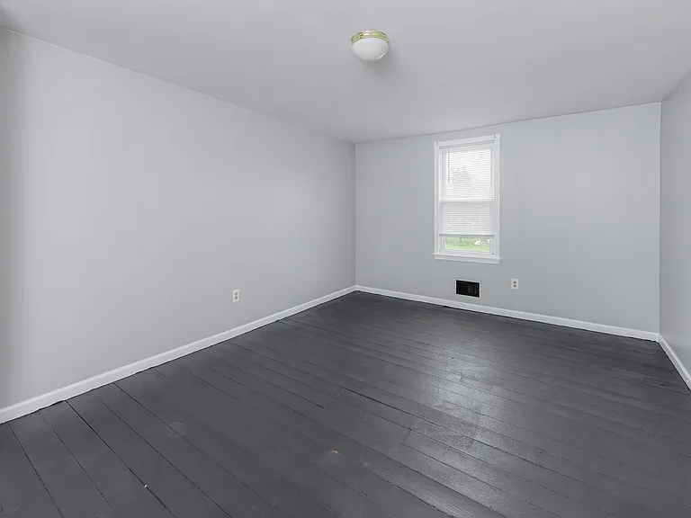 221 Wesley St — Photo 9