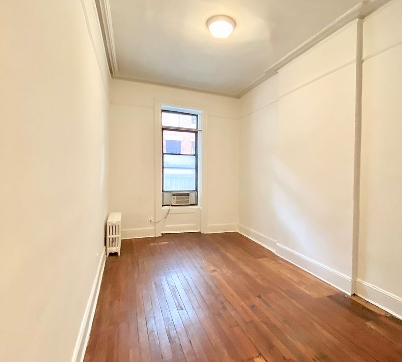 1st image of 36 Willow Pl APT 1