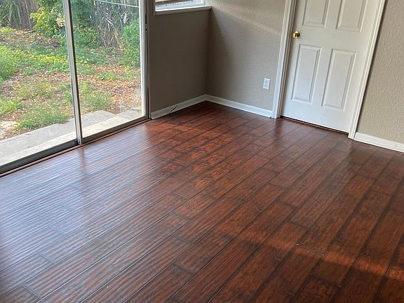4th image of 824 NE 9th Ave
