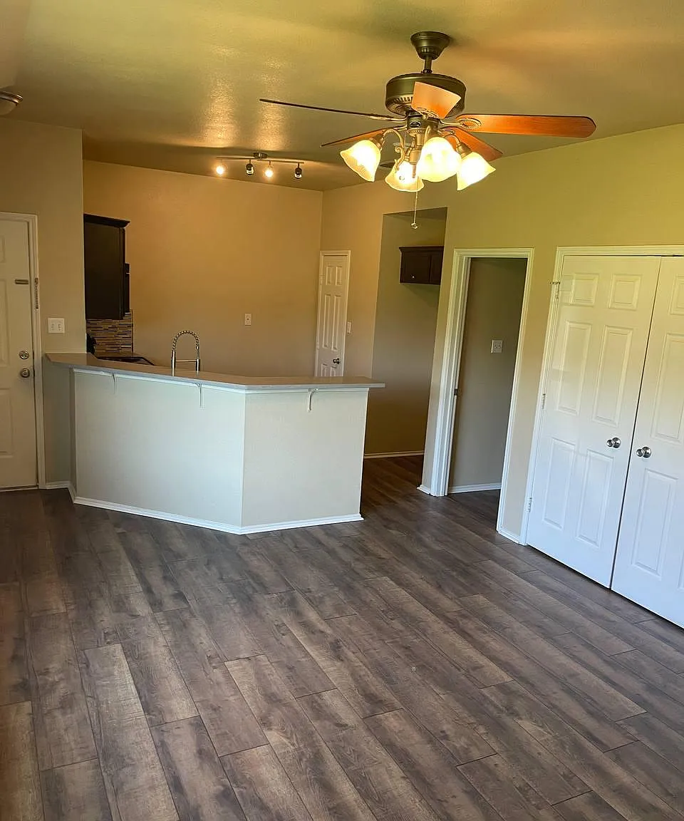 131 Lindas Creek Ln — Photo 1