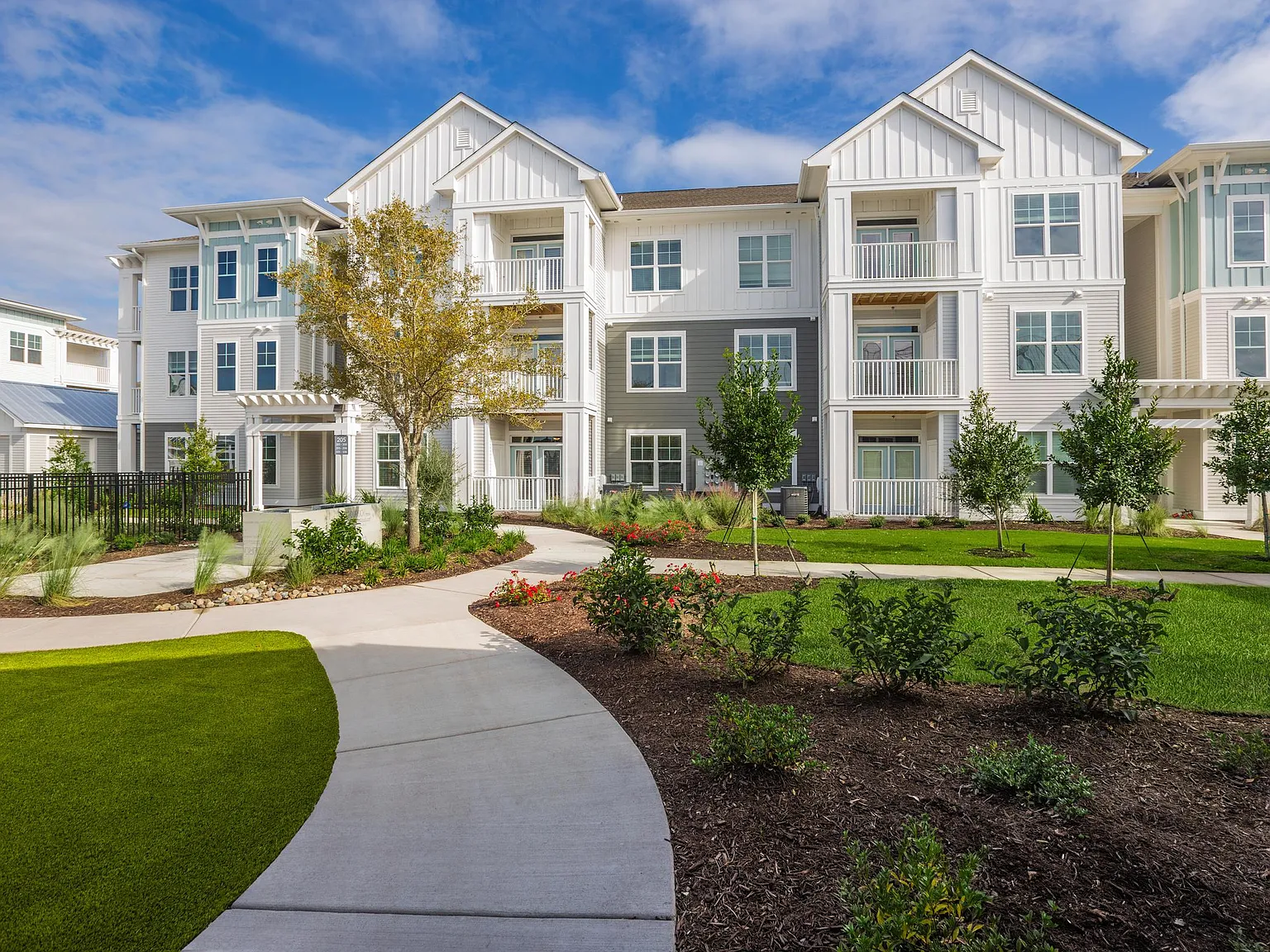 Middle Sound West Apartments — Photo 3